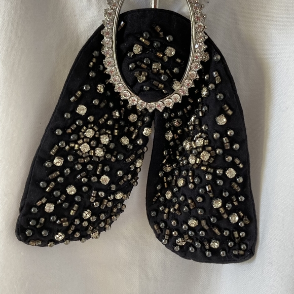 Pre-Loved Zara White Blouse with Intricate Embellishment Design Brooch UK Size M - Picture 11 of 13